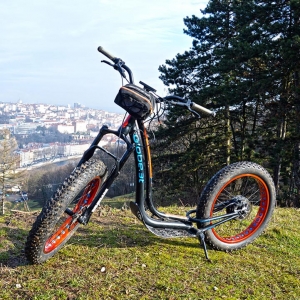 Location de trottinettes électriques dans l'Enclave des papes. Bike services